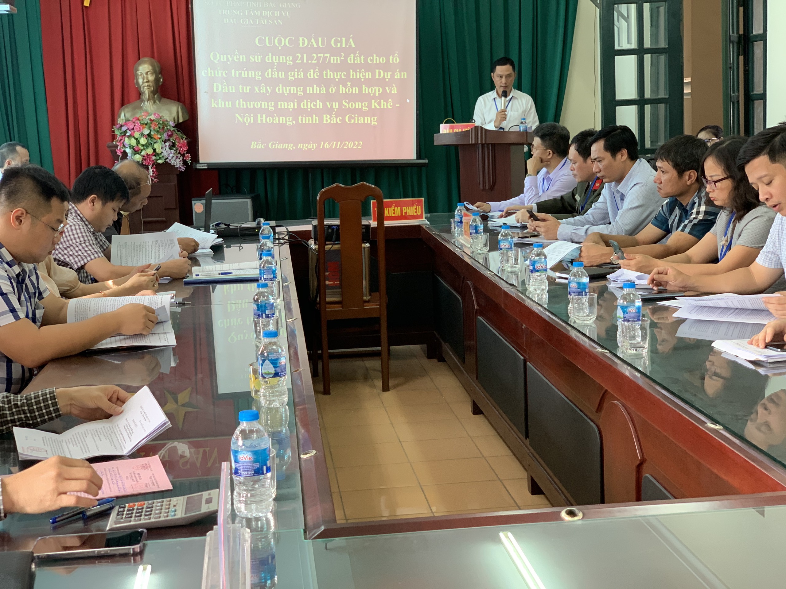 Quang cảnh cuộc đấu giá